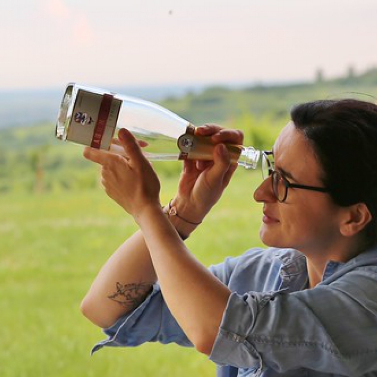 VinoInfluencers - VinoInfluencer del mes - Alina Iancu